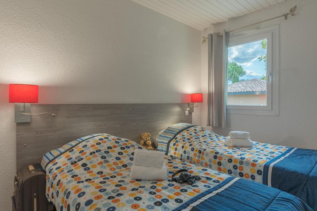 Postel nebo postele na pokoji v ubytování L'Hôtel du Méditerranée