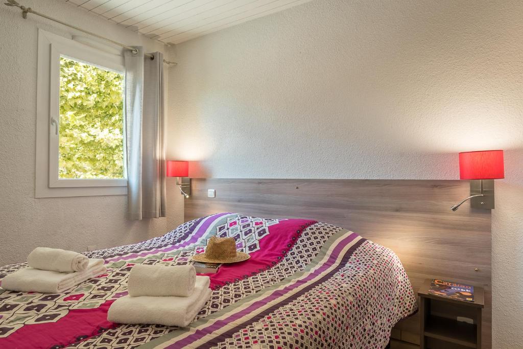Postel nebo postele na pokoji v ubytování L'Hôtel du Méditerranée