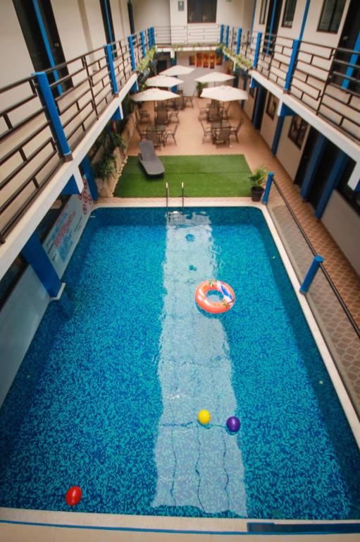 Bazén v ubytování Hotel Castillo Del Rey nebo v jeho okolí