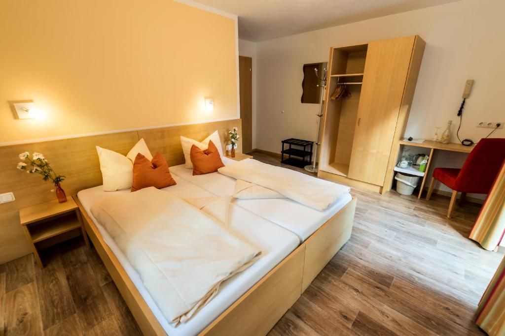 Postel nebo postele na pokoji v ubytování "Quality Hosts Arlberg" Hotel-Gasthof Freisleben