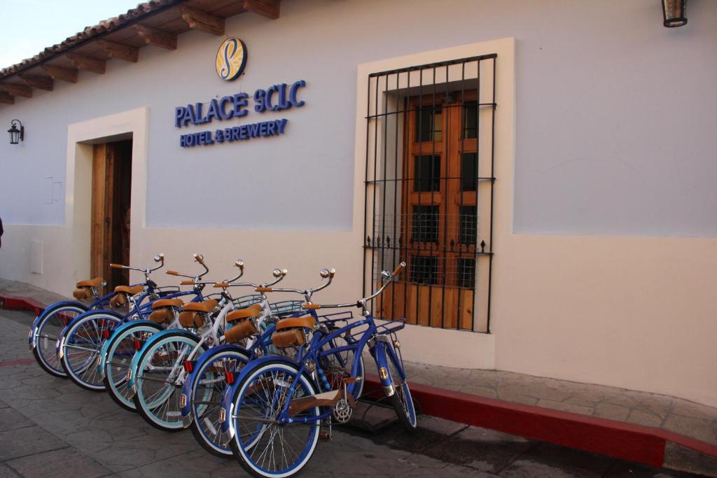 una fila de bicicletas estacionadas frente a un edificio en Hotel Palace Inn SCLC, en San Cristóbal de Las Casas