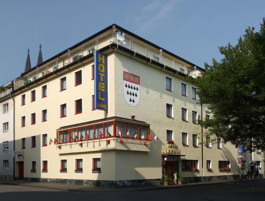 een groot gebouw met een klok aan de zijkant bij Hotel Ludwig Superior in Keulen