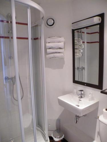 Koupelna v ubytování Enzo Hotel Mulhouse Sud Morschwiller le Bas