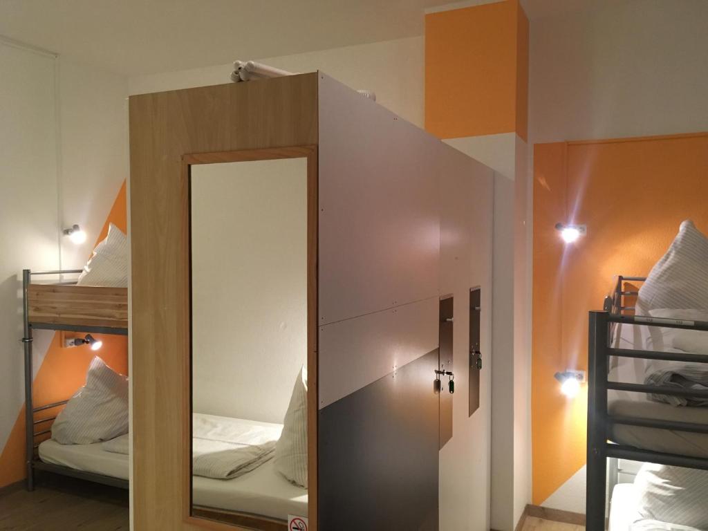 Postel nebo postele na pokoji v ubytování Gästehaus Kaiserpassage- Ihr Cityhostel