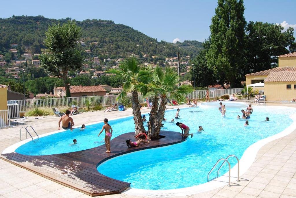un groupe de personnes dans une piscine dans l'établissement Résidence Lagrange Vacances - Les Cottages Varois, à Solliès-Toucas