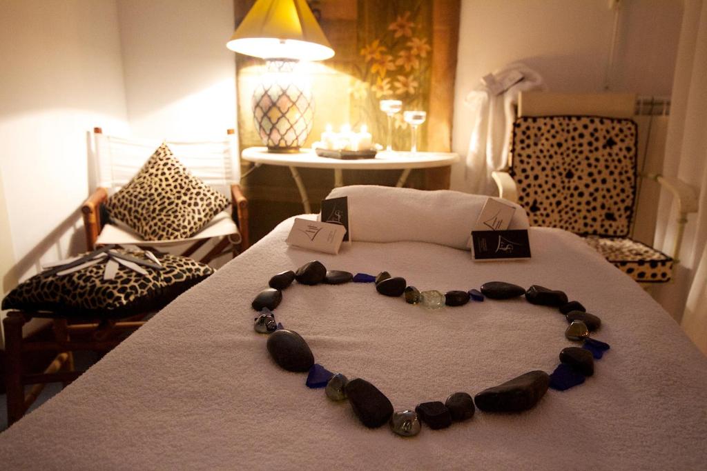 Łóżko lub łóżka w pokoju w obiekcie Il San Francesco Charming Hotel