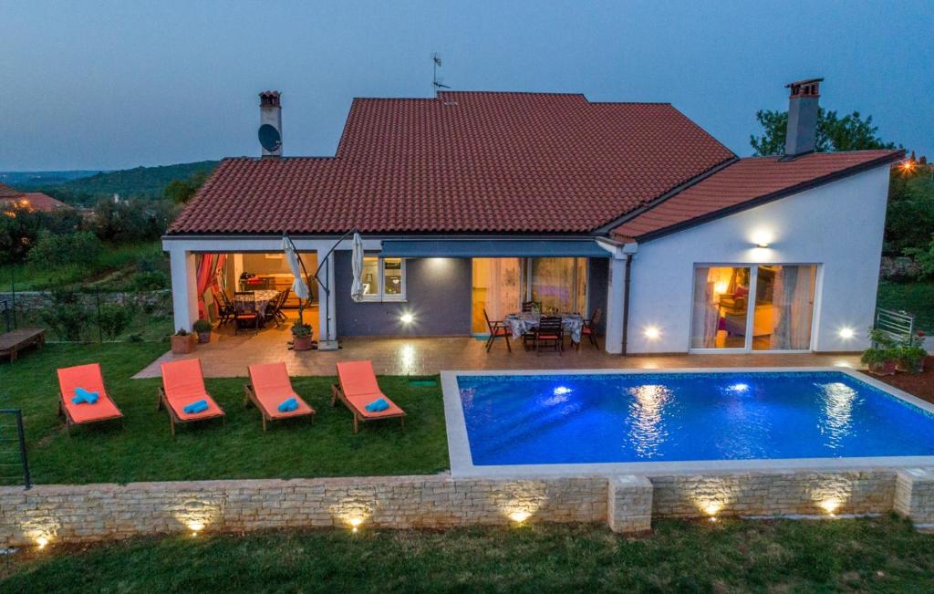 Basen w obiekcie Modern Villa di Rovigno with Pool, Hot Tub and Sea View lub w pobliżu