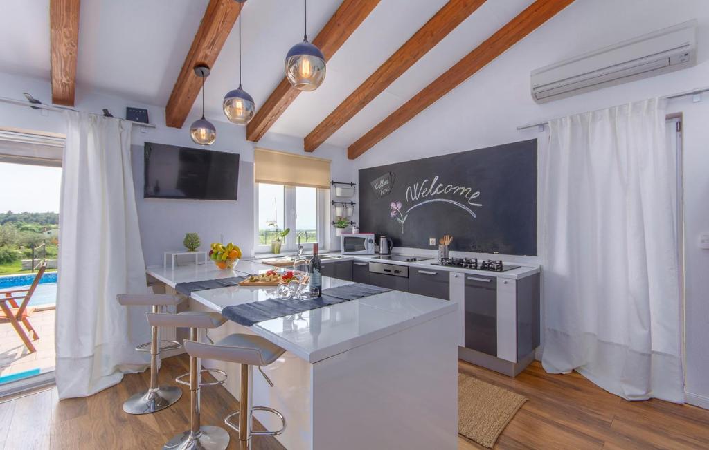 Kuchnia lub aneks kuchenny w obiekcie Modern Villa di Rovigno with Pool, Hot Tub and Sea View