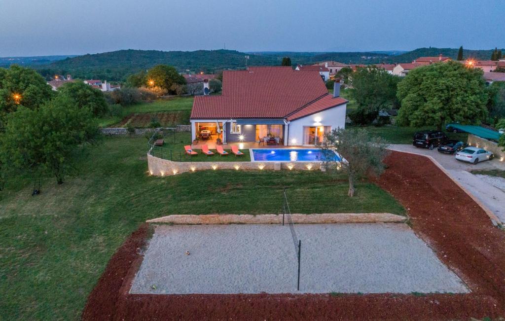 Basen w obiekcie Modern Villa di Rovigno with Pool, Hot Tub and Sea View lub w pobliżu
