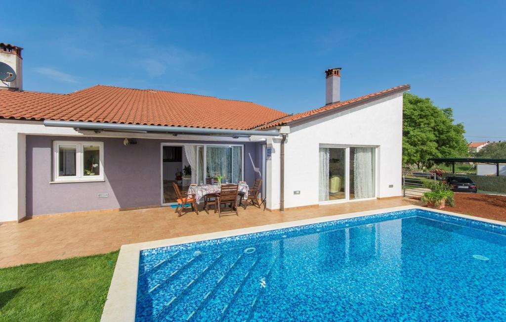 Basen w obiekcie Modern Villa di Rovigno with Pool, Hot Tub and Sea View lub w pobliżu