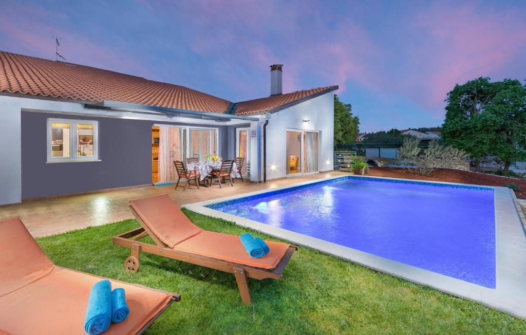 Basen w obiekcie Modern Villa di Rovigno with Pool, Hot Tub and Sea View lub w pobliżu