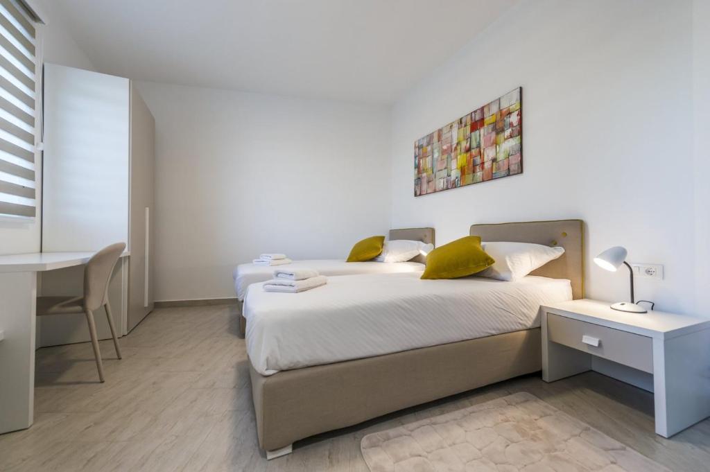 Posteľ alebo postele v izbe v ubytovaní Contemporary Villa Nada with Pool and Sauna