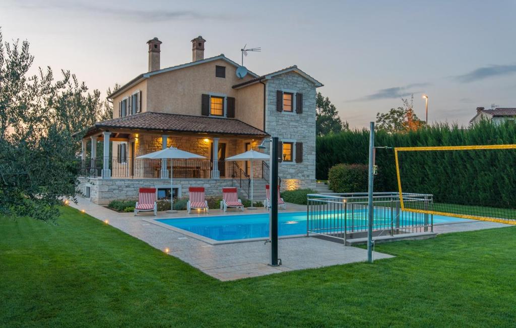 una casa con piscina di fronte a una casa di Spacious Villa Nikka with Beautiful Garden and Pool a Ladići