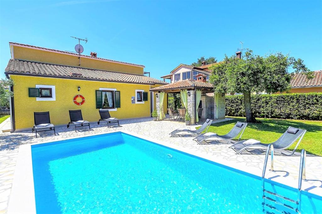 Bazén v ubytovaní Spacious Three-Bedroom Villa Balun with Pool alebo v jeho blízkosti