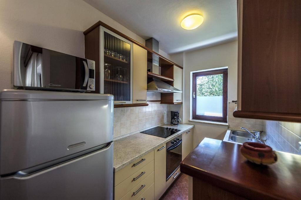 Kuchyňa alebo kuchynka v ubytovaní Spacious Three-Bedroom Villa Balun with Pool