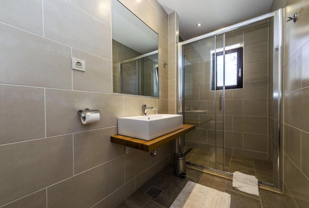 Kúpeľňa v ubytovaní Spacious Three-Bedroom Villa Balun with Pool