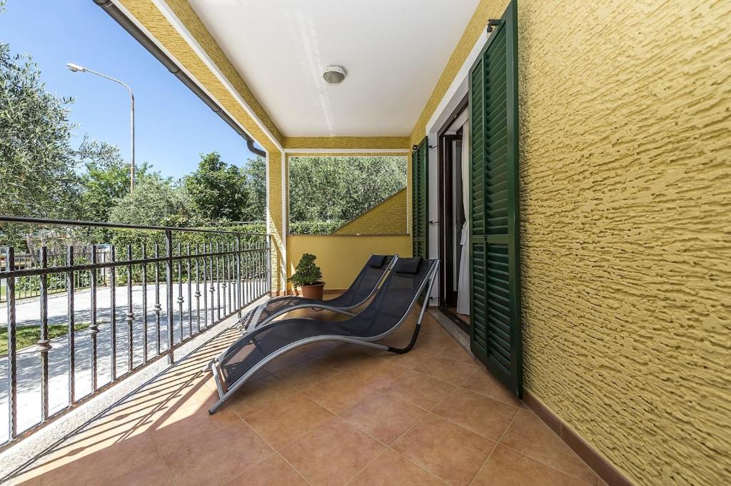 Balkón alebo terasa v ubytovaní Spacious Three-Bedroom Villa Balun with Pool
