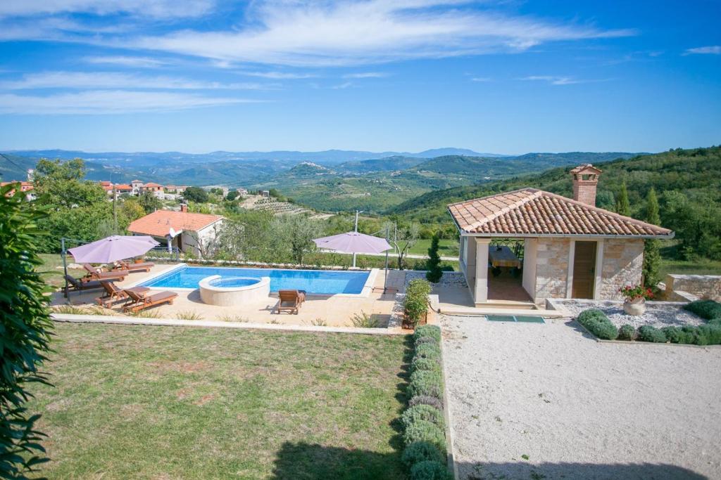 Bazén v ubytování Unique Villa Bošket with Pool and Jacuzzi surrounded by Nature nebo v jeho okolí