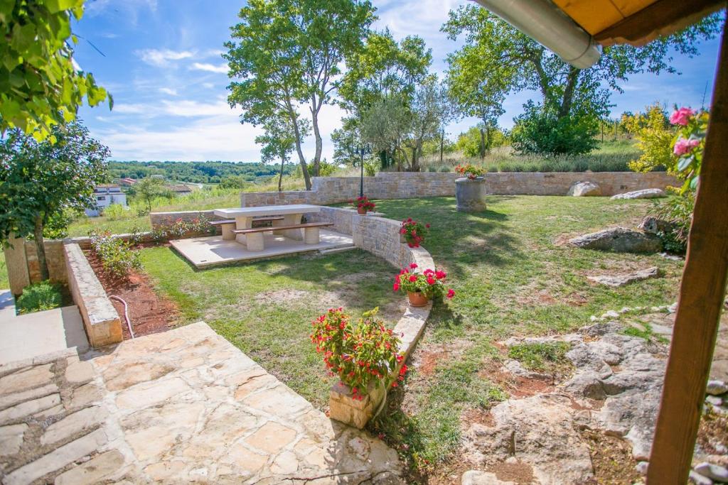 Zahrada ubytování Unique Villa Bošket with Pool and Jacuzzi surrounded by Nature
