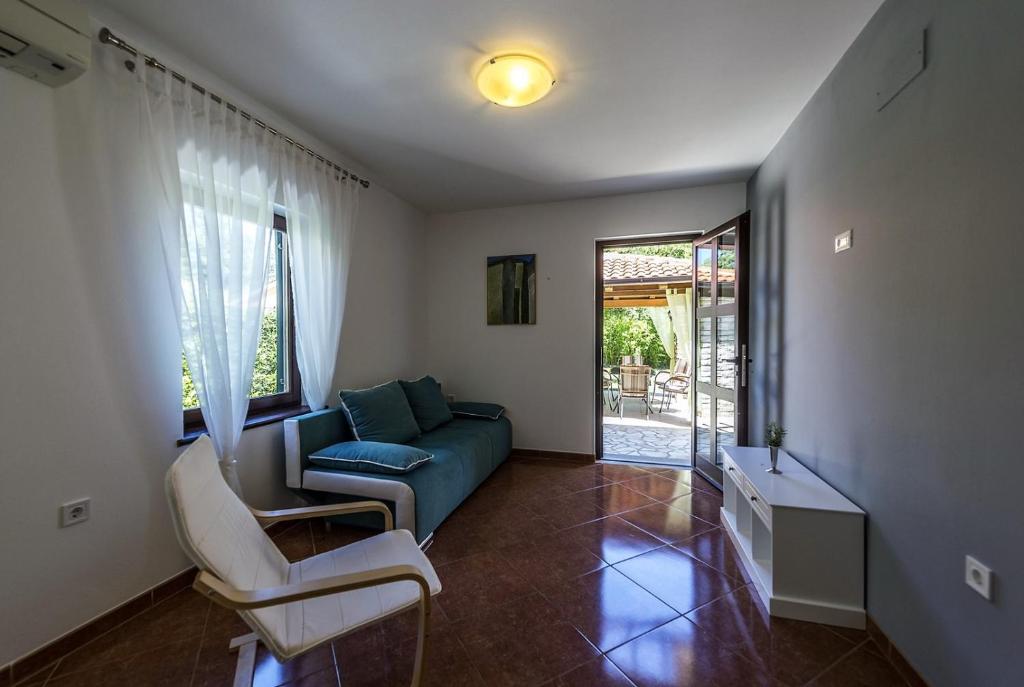 Posedenie v ubytovaní Spacious Three-Bedroom Villa Balun with Pool