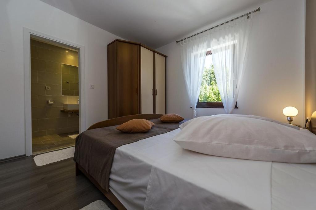 Posteľ alebo postele v izbe v ubytovaní Spacious Three-Bedroom Villa Balun with Pool