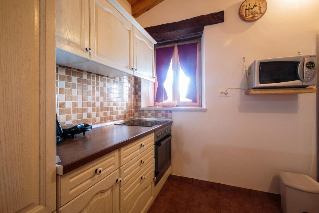 Kuchnia lub aneks kuchenny w obiekcie Didova Villa in the Heart of Istria