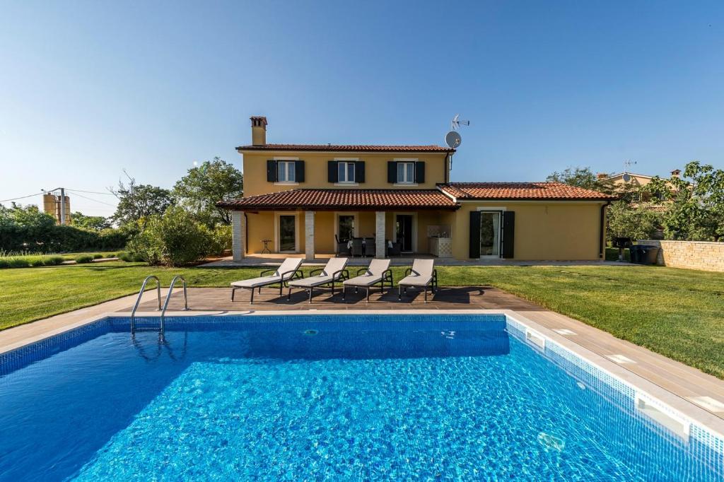 een villa met een zwembad voor een huis bij Villa Danelon in Poreč