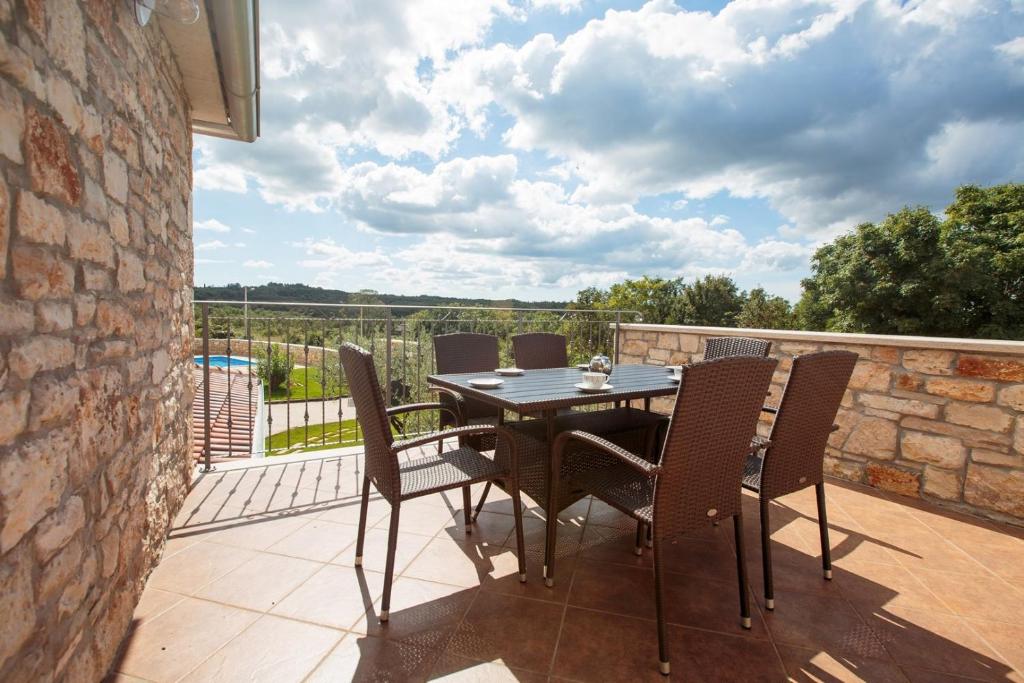 Balkon lub taras w obiekcie Didova Villa in the Heart of Istria