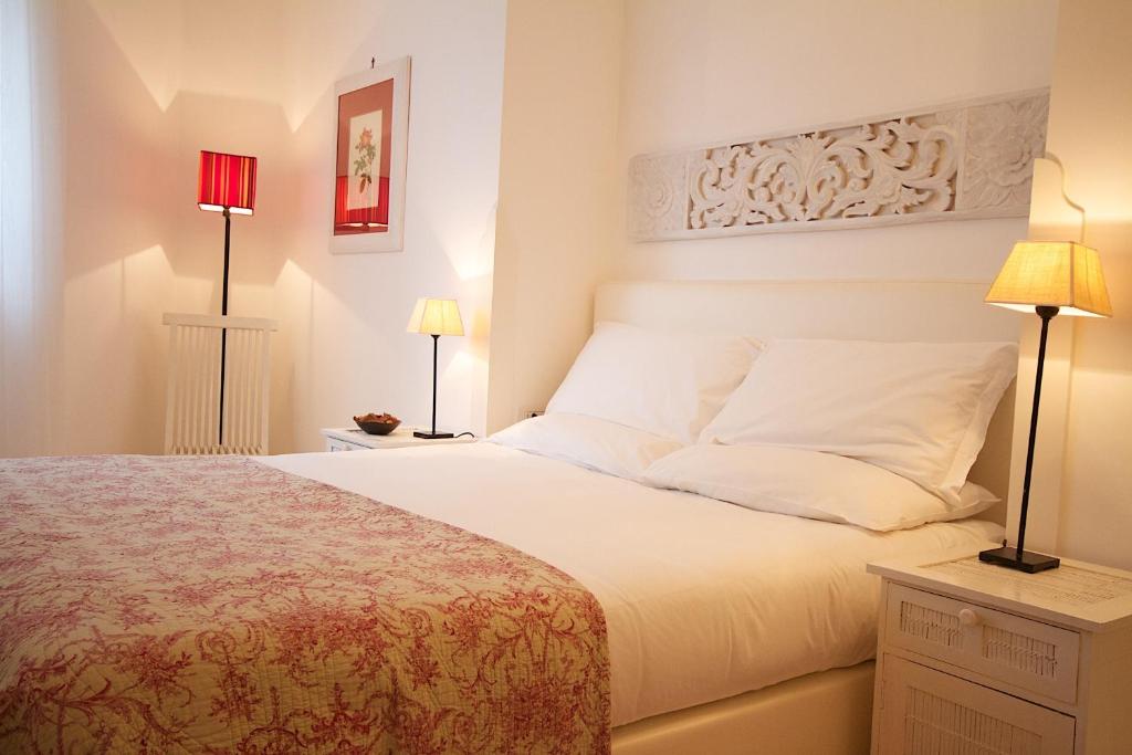 Łóżko lub łóżka w pokoju w obiekcie Il San Francesco Charming Hotel