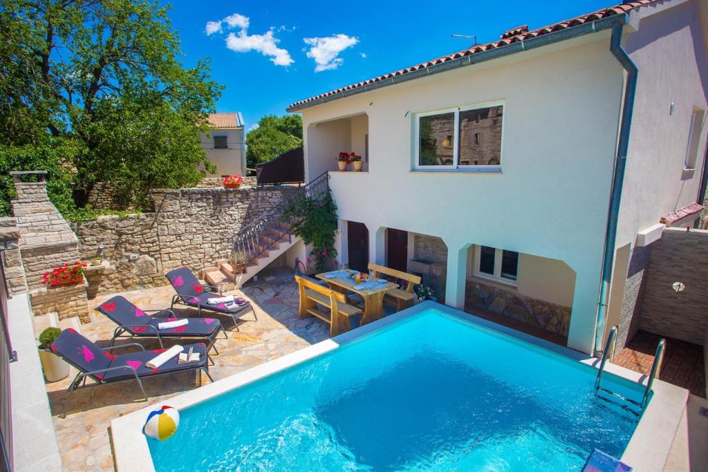 basen na podwórku domu w obiekcie Villa Kris with Pool in Mrgani w mieście Mrgani