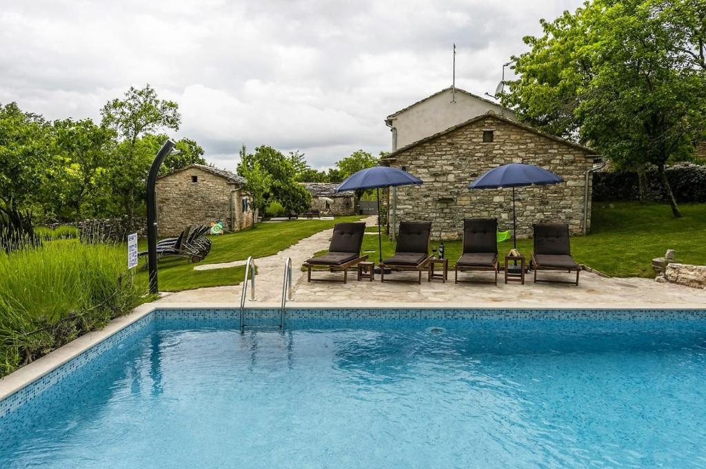 Bazén v ubytování Attractive Stone Villa M-Mate with Pool - Privacy Guaranteed nebo v jeho okolí