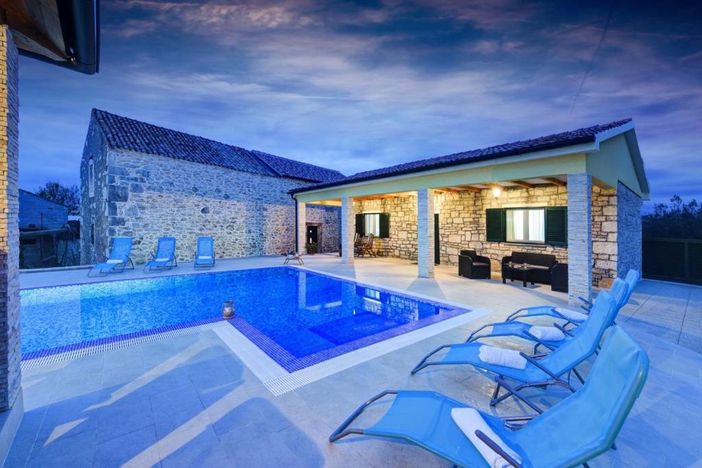 Bazén v ubytovaní Beautiful Villa Petra with Summer Kitchen and Pool alebo v jeho blízkosti