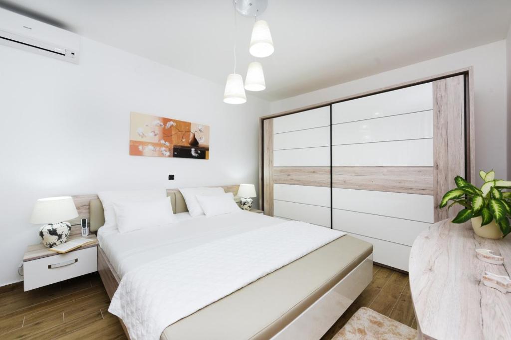 Posteľ alebo postele v izbe v ubytovaní Beautiful Villa Petra with Summer Kitchen and Pool