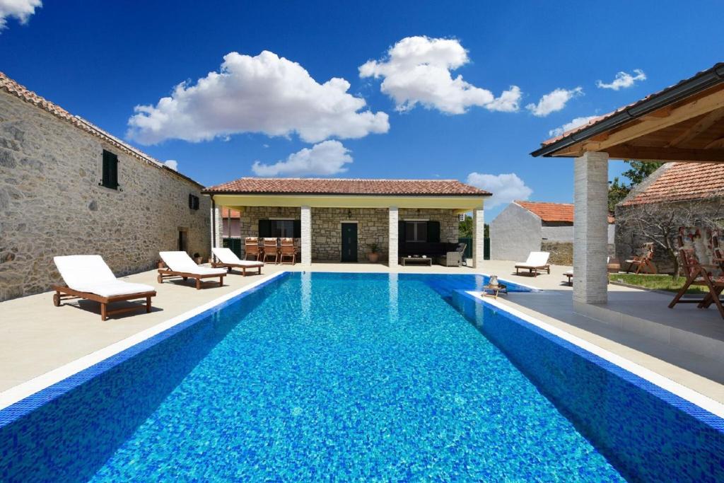 Baseinas apgyvendinimo įstaigoje Beautiful Villa Petra with Summer Kitchen and Pool arba netoliese