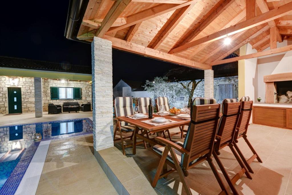 Bazén v ubytovaní Beautiful Villa Petra with Summer Kitchen and Pool alebo v jeho blízkosti