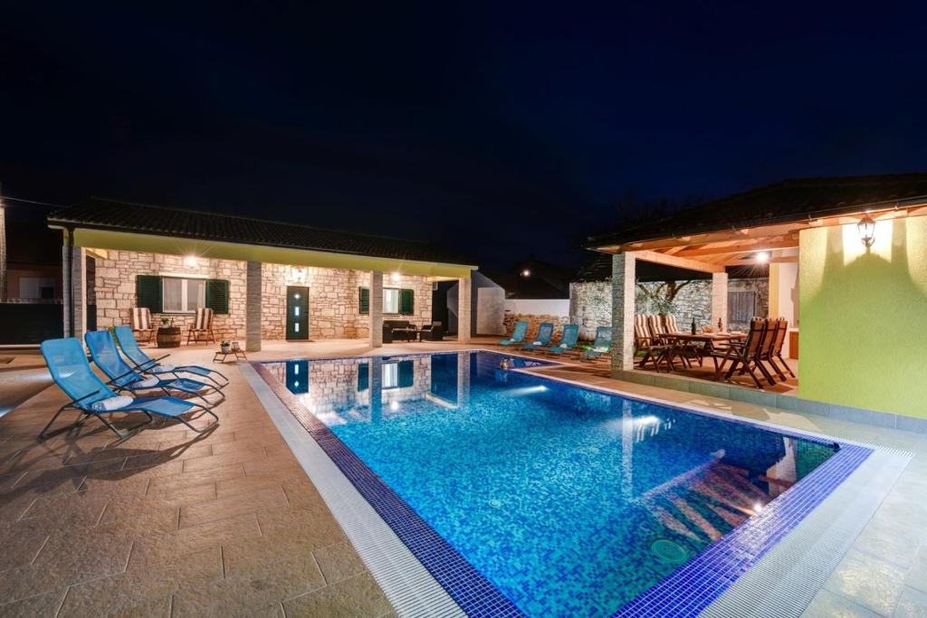 Bazén v ubytovaní Beautiful Villa Petra with Summer Kitchen and Pool alebo v jeho blízkosti