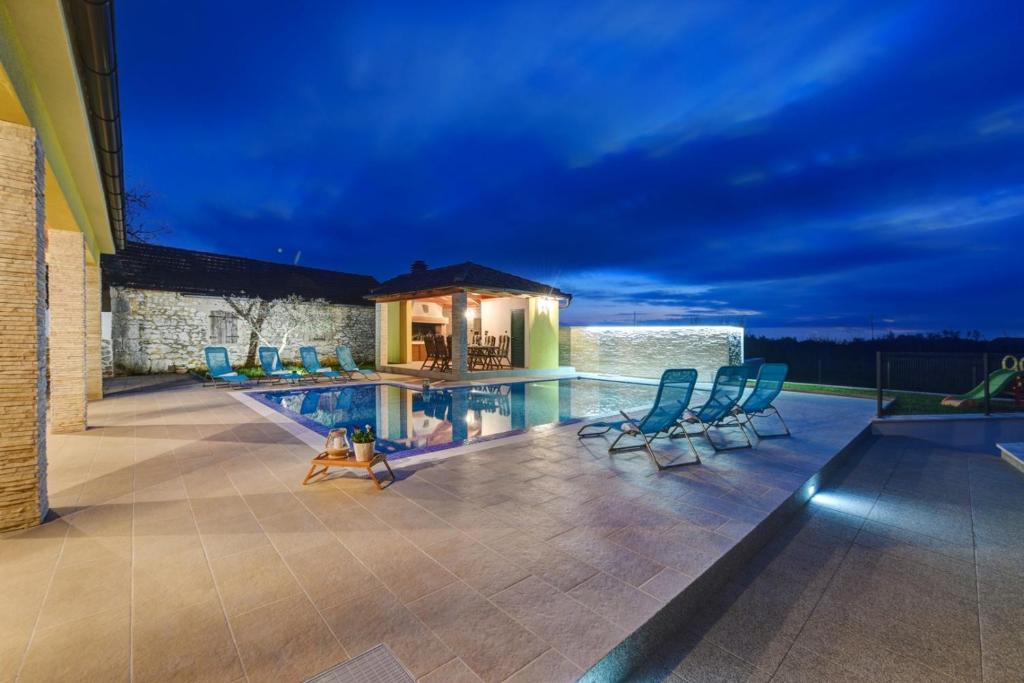 Bazén v ubytovaní Beautiful Villa Petra with Summer Kitchen and Pool alebo v jeho blízkosti