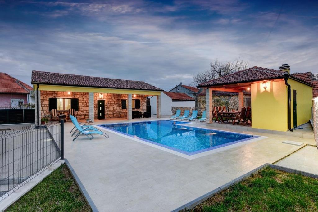 Bazén v ubytovaní Beautiful Villa Petra with Summer Kitchen and Pool alebo v jeho blízkosti