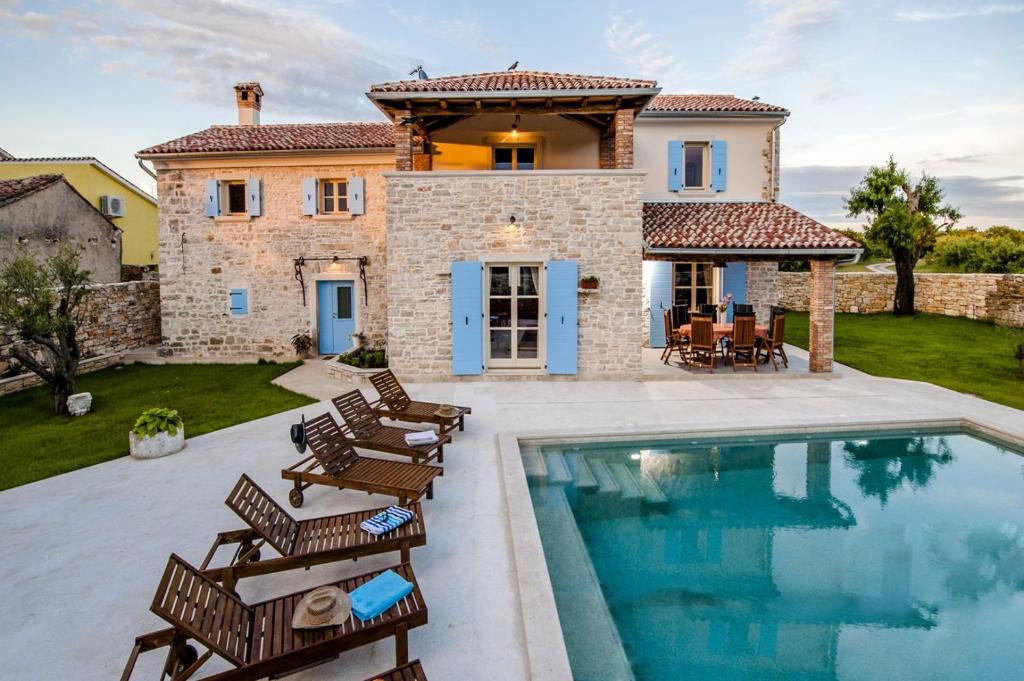 Villa con piscina frente a una casa en Exclusive Villa Tomani with Private Pool en Krmed