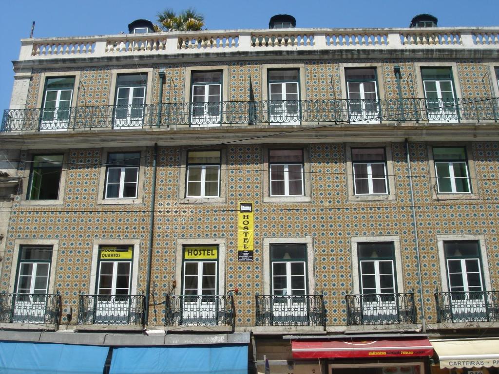 um grande edifício de tijolos com janelas e varandas em Baixa GuestHouse em Lisboa