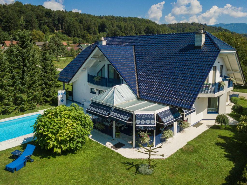 een luchtzicht op een huis met een zwembad bij Modrin Apartments in Kamnik