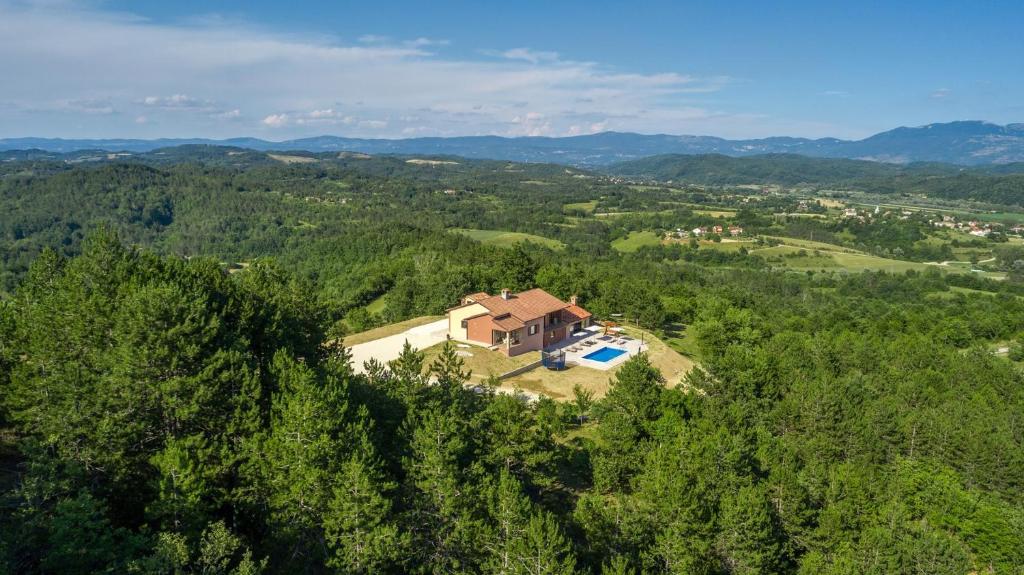 una vista aérea de una casa en los árboles en Villa Mirna, en Novaki Pazinski