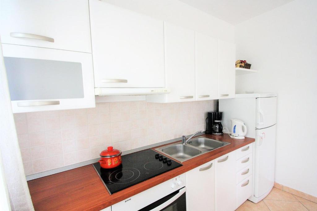 Kuchyň nebo kuchyňský kout v ubytování Apartment Mendikovic