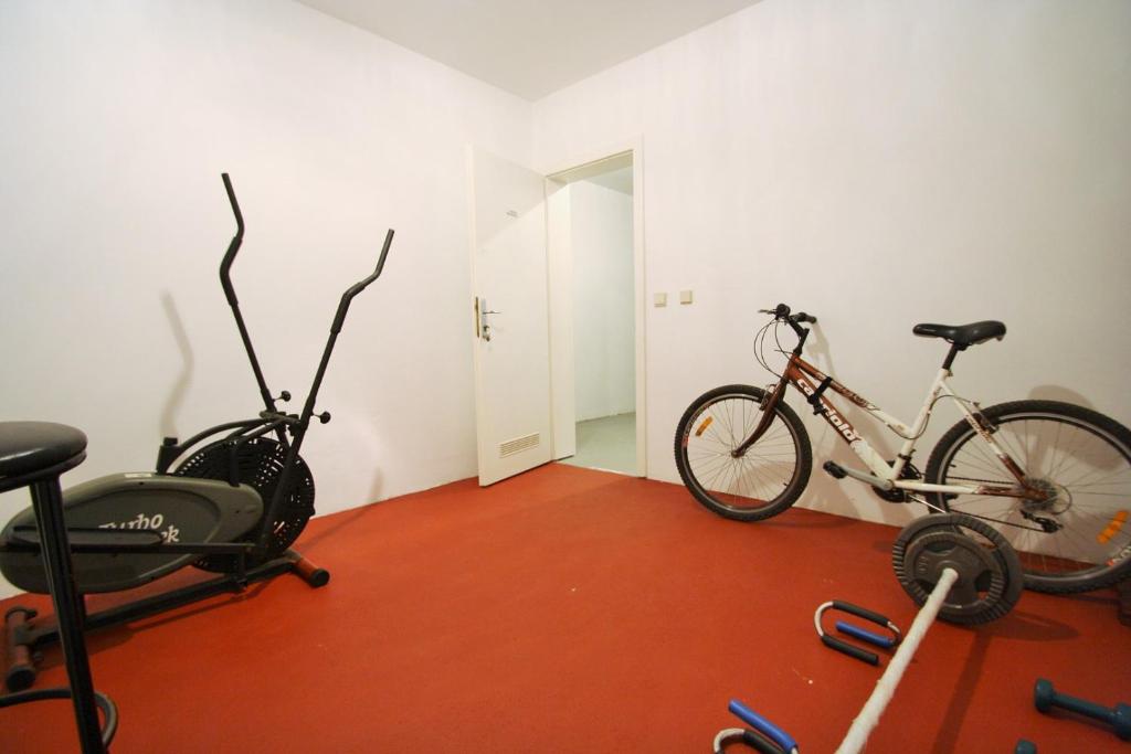 Posilňovňa alebo fitness centrum v ubytovaní Peteh