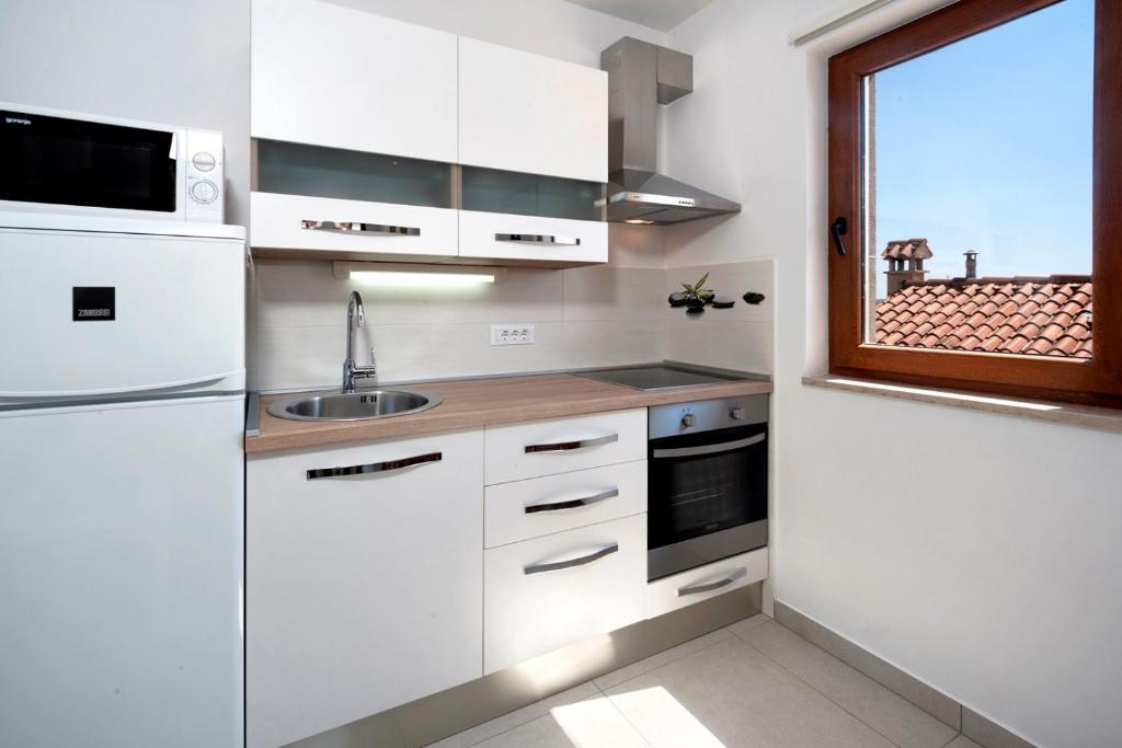Kuchyň nebo kuchyňský kout v ubytování Apartments Beakovic