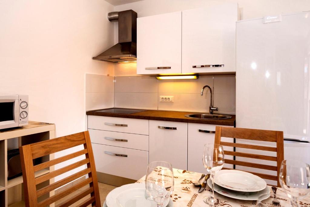 Kuchyň nebo kuchyňský kout v ubytování Apartments Beakovic