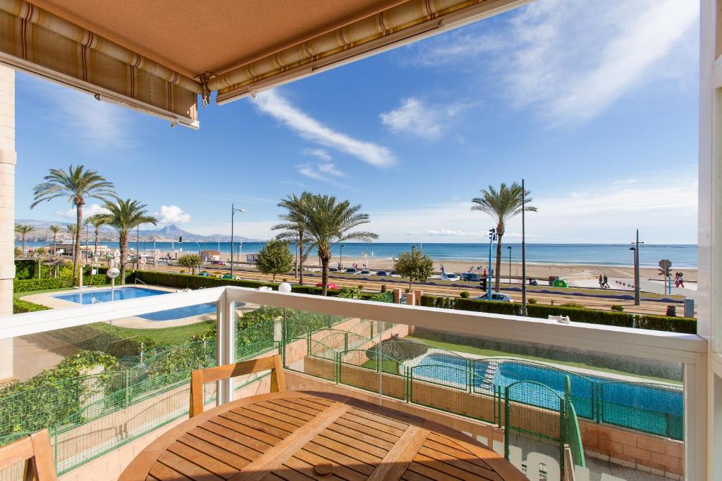 Elle comprend un balcon offrant une vue sur la plage et l'océan. dans l'établissement Columbretes, à Alicante