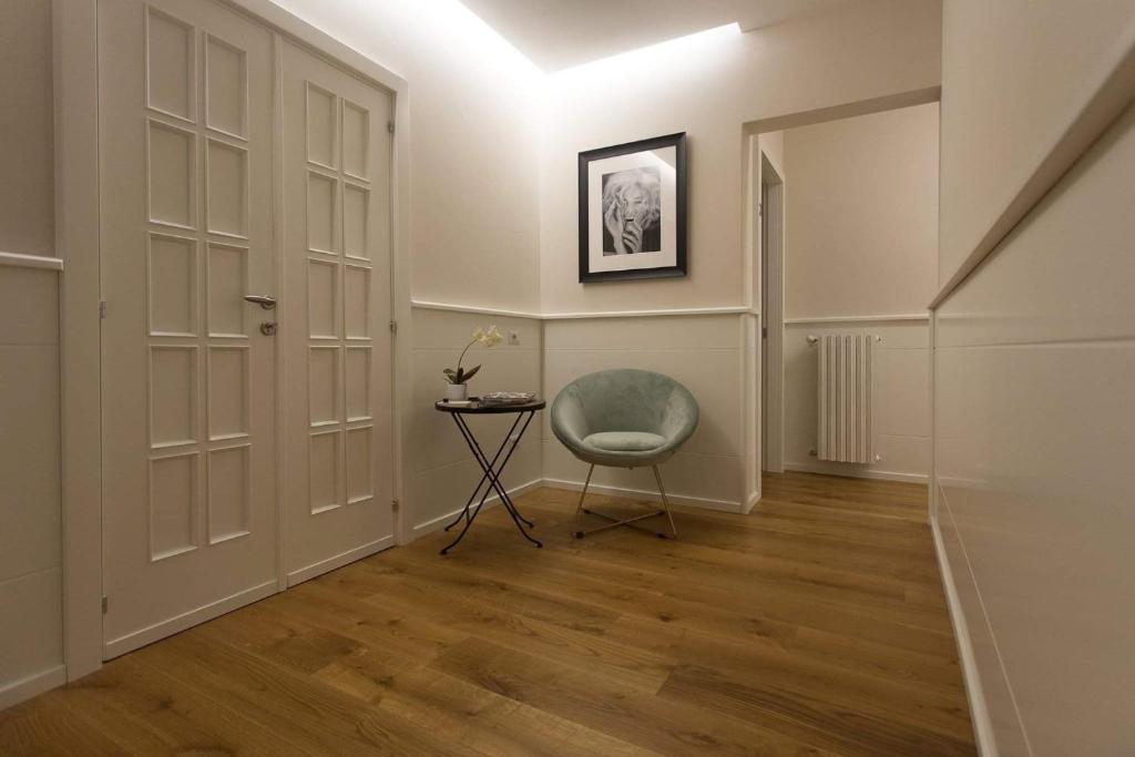 un pasillo vacío con una silla y una mesa en Casa degli Orefici, en Campobasso