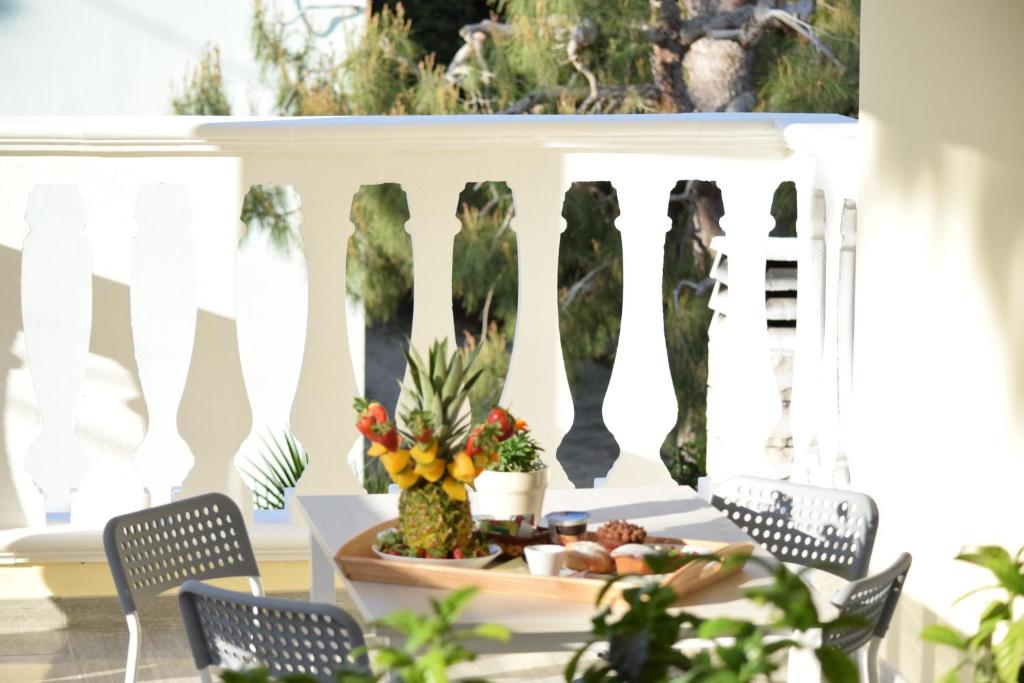 un tavolo con un piatto di cibo in veranda di DolceSosta B&B a Pulsano