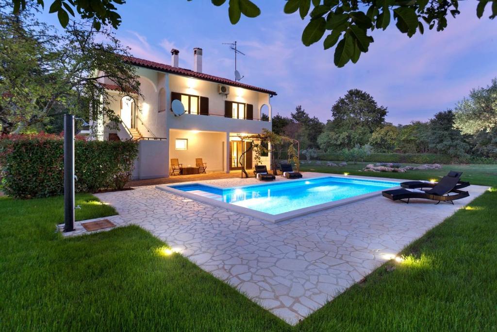 dom z basenem na podwórku w obiekcie Apartment Doris with Private Pool and large Garden w mieście Nova Vas